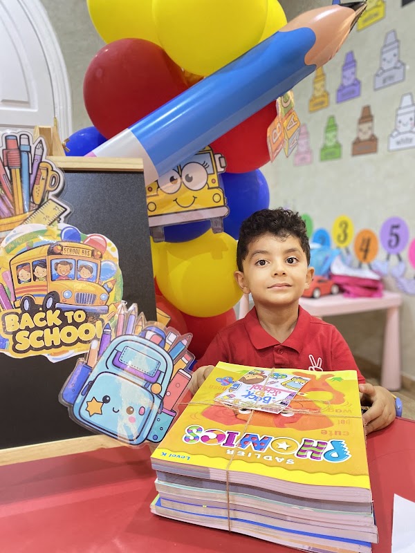Montessori روضة كوكب الطفل الحر